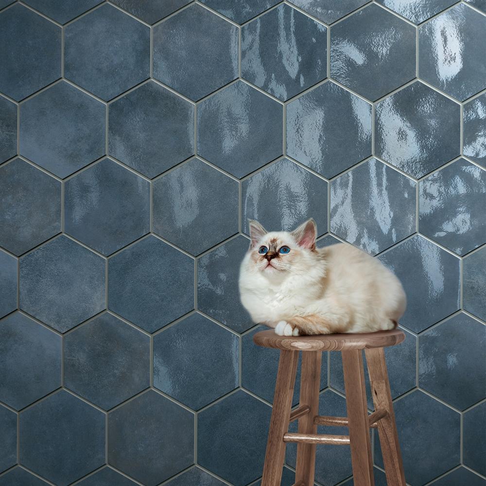hexagon sotet kek csempe modern burkolat fenyes hatszogletu furdoszoba hexa hangulat nyaralo felujitas etkezo felujitas kavezo felujitas greslap kohatasu padlolap burkolat.jpg